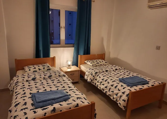 Large Apt 2 Bedrooms Sea View & 2 Balconies Λάρνακα