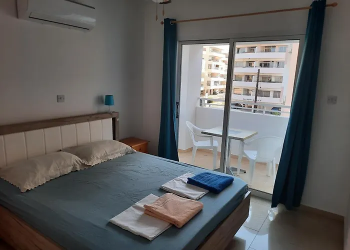 Large Apt 2 Bedrooms Sea View & 2 Balconies Διαμέρισμα Λάρνακα