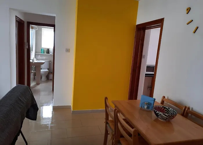 Large Apt 2 Bedrooms Sea View & 2 Balconies * Λάρνακα